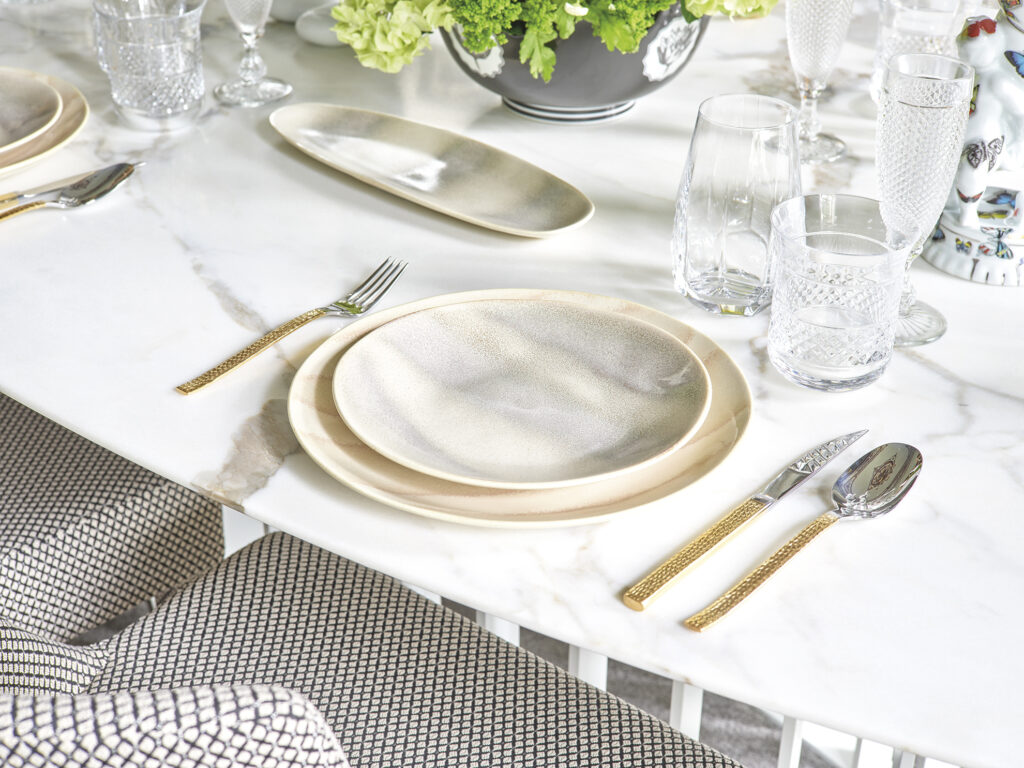 Mesa decorada com pratos em porcelana brancos